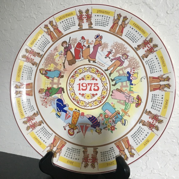 SOLD! Wedgwood 1975 Calendar Plate “Children’s Games” - Picture 1 of 6